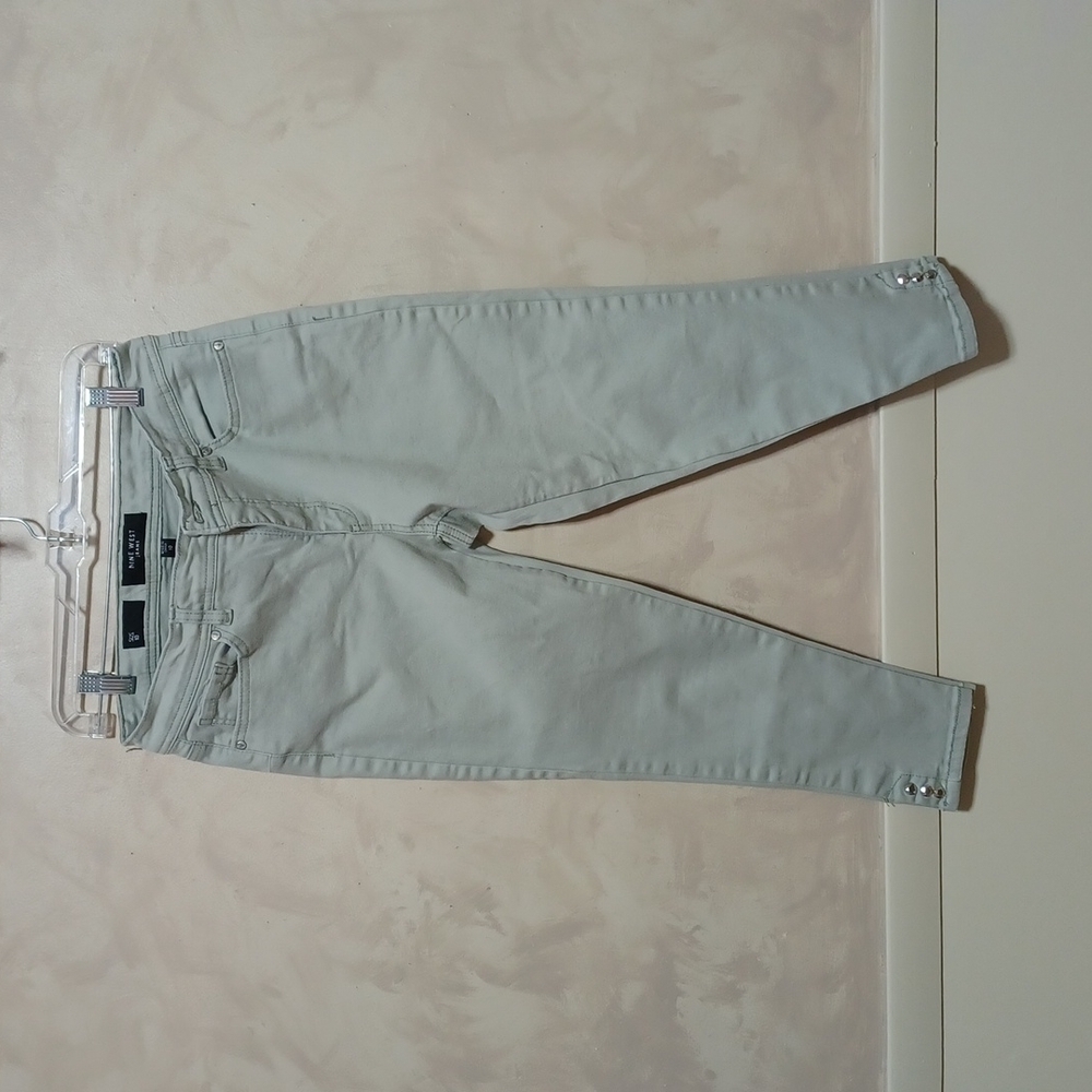 NINE WEST WOMENS JEANS SIZE 10 .